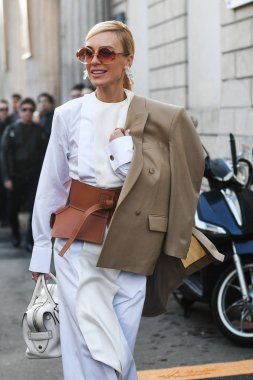 Milano, İtalya - 22 Şubat 2019: Milano Moda Haftası Mfwfw19'da bir defile öncesi Sokak stili Kıyafet