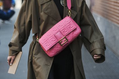 Milano, İtalya - 21 Şubat 2019: Milano Moda Haftası'nda bir defile öncesi sokak stili Fendi çanta detayları - Mfwfw19