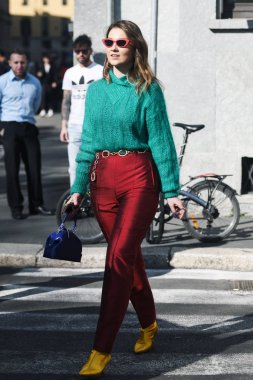 Milano, İtalya - 22 Şubat 2019: Milano Moda Haftası'nda bir defileden sonra sokak stili Kıyafet - Mfwfw19