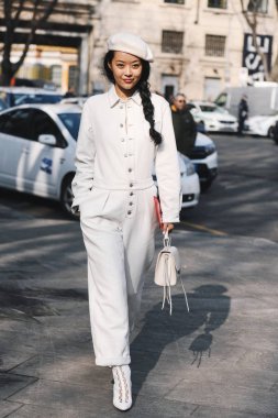 Milano, İtalya - 21 Şubat 2019: Milano Moda Haftası'nda bir defile öncesi tulum giyen sokak stili Kadın - Mfwfw19