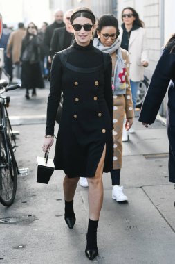 Milano, İtalya - 22 Şubat 2019: Milano Moda Haftası'nda bir defileden sonra sokak stili Kıyafet - Mfwfw19