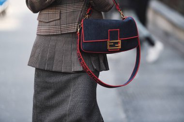 Milano, İtalya - 21 Şubat 2019: Milano Moda Haftası sırasında bir defile sonrası sokak stili Fendi çanta detayı - Mfwfw19