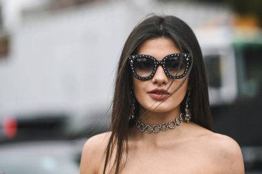 Milano, İtalya - 23 Şubat 2019: Milano Moda Haftası'nda bir defilenin peşinde sokak stili Bak - Mfwfw19