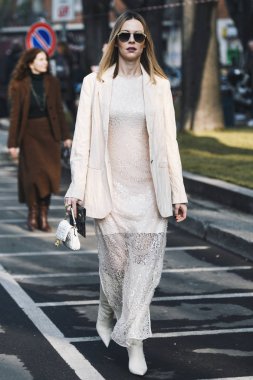 Milano, İtalya - 21 Şubat 2019: Milano Moda Haftası'nda bir defile öncesi Fendi çanta takan sokak stili Kadın - Mfwfw19