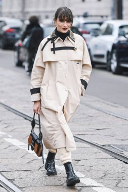 Milano, İtalya - 23 Şubat 2019: Milano Moda Haftası'nda bir defileden sonra sokak stili Kıyafet - Mfwfw19