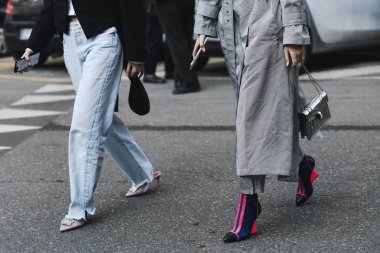 Milano, İtalya - 21 Şubat 2019: Milano Moda Haftası'nda bir defile öncesi sokak stili Kıyafetler detayı - Mfwfw19