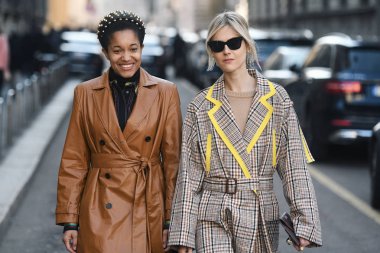 Milano, İtalya - 22 Şubat 2019: Sokak stili Influencers Tamu Mcpherson ve Linda Tol sonra