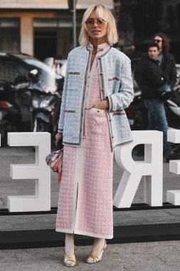 Milano, İtalya - 20 Şubat 2019: Milano Moda Haftası'nda bir defile öncesi sokak stili kıyafet - Mfwfw19