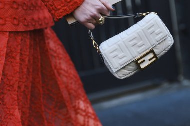 Milano, İtalya - 21 Şubat 2019: Milano Moda Haftası sırasında bir defile sonrası sokak stili Fendi çanta detayı - Mfwfw19