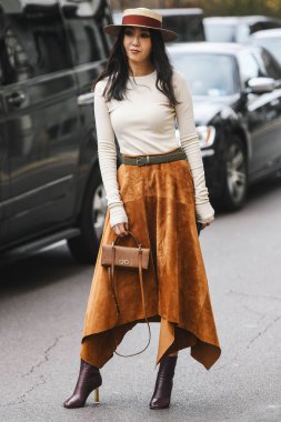 Milano, İtalya - 23 Şubat 2019: Milano Moda Haftası'nda bir defileden sonra sokak stili Kıyafet - Mfwfw19