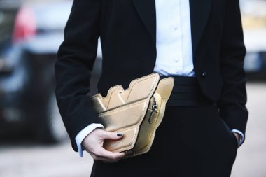 Milano, İtalya - 21 Şubat 2019: Milano Moda Haftası sırasında bir defile öncesi Sokak tarzı Emporio Armani çanta detayı - Mfwfw19