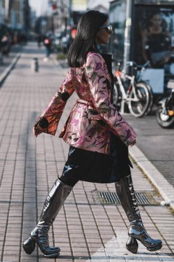 Milano, İtalya - 20 Şubat 2019: Milano Moda Haftası'nda bir defile den sonra sokak stili kıyafet - Mfwfw19
