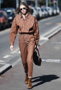 Milano, İtalya - 24 Şubat 2019: Milano Moda Haftası'nda bir defileden sonra Christian Dior çanta takan sokak stili kadın - Mfwfw19
