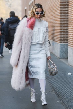Milano, İtalya - 21 Şubat 2019: Milano Moda Haftası'nda defile öncesi Fendi giyen sokak stili Kadın - Mfwfw19