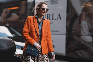 Milano, İtalya - 20 Şubat 2019: Milano Moda Haftası'nda bir defile öncesi sokak stili kıyafet - Mfwfw19