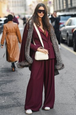 Milano, İtalya - 22 Şubat 2019: Milano Moda Haftası'nda bir defileden sonra sokak stili Kıyafet - Mfwfw19