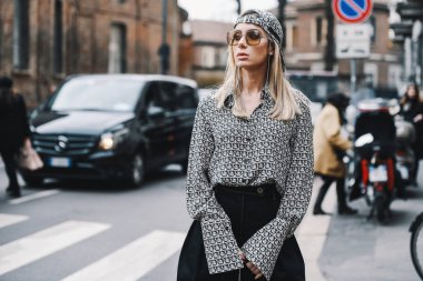 Milano, İtalya - 23 Şubat 2019: Milano Moda Haftası Mfwfw19 sırasında bir defile önce Sokak tarzı Kıyafet