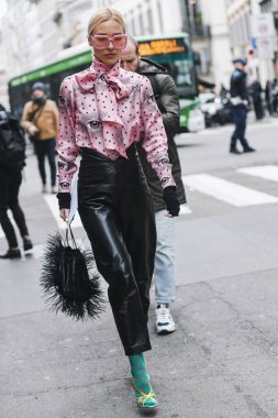 Milano, İtalya - 23 Şubat 2019: Milano Moda Haftası Mfwfw19 sırasında bir defile önce Sokak tarzı Kıyafet