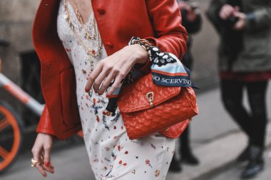 Milano, İtalya - 21 Şubat 2019: Milano Moda Haftası'nda bir defileden sonra sokak stili Kıyafet - Mfwfw19