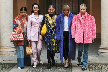 Milano, İtalya - 21 Şubat 2019: Milano Moda Haftası Mfwfw19 sırasında bir defile sonrası Sokak stili Kıyafetler