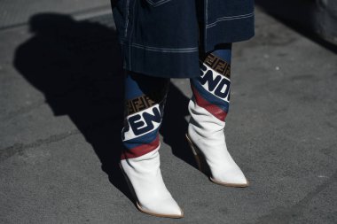 Milano, İtalya - 24 Şubat 2019: Milano Moda Haftası sırasında bir defile sonrası sokak stili Fendi çizmeler detay - Mfwfw19
