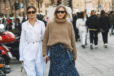 Milano, İtalya - 22 Şubat 2019: Milano Moda Haftası'nda bir defileden sonra sokak stili Kıyafetler - Mfwfw19