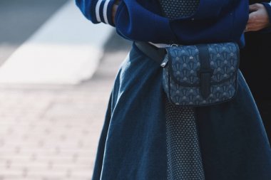 Milano, İtalya - 20 Şubat 2019: Sokak stili - Milano Moda Haftası sırasında bir defile sonrası ayrıntılı Gucci çanta - Mfwfw19