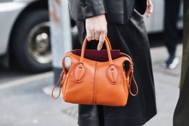 Milano, İtalya - 22 Şubat 2019: Milano Moda Haftası sırasında detaylı sokak tarzı Sokak tarzı kıyafet - Mfwfw19