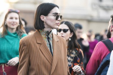 Milano, İtalya - 22 Şubat 2019: Sokak stili kıyafet - Modeller, blogcular ve etkileyiciler Milano Moda Haftası sırasında bir defile önce - Mfwfw19