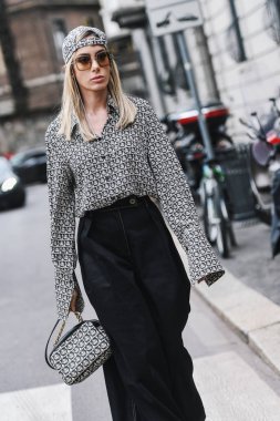 Milano, İtalya - 23 Şubat 2019: Milano Moda Haftası Mfwfw19 sırasında bir defile önce Sokak tarzı Kıyafet