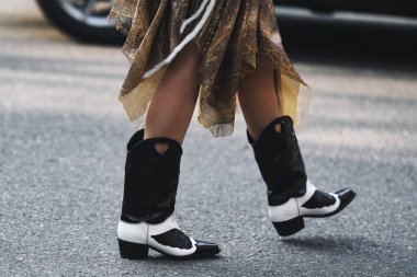 Milano, İtalya - 21 Şubat 2019: Milano Moda Haftası sırasında bir defile öncesi sokak stili Kovboy çizmeler detay - Mfwfw19