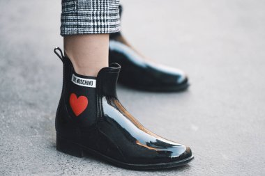 Milano, İtalya - 24 Şubat 2019: Milano Moda Haftası sırasında bir defile sonrası sokak stili Moschino çizmeler detay - Mfwfw19