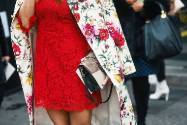Milano, İtalya - 24 Şubat 2019: Sokak stili. Milano Moda Haftası Mfwfw19 sırasında bir defile öncesi Çanta detay