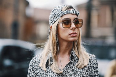 Milano, İtalya - 23 Şubat 2019: Milano Moda Haftası'nda bir defile öncesi sokak stili bak - Mfwfw19