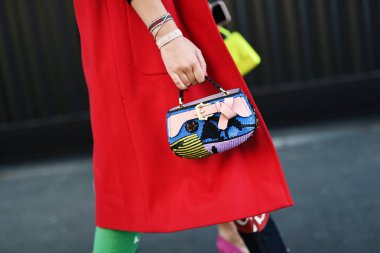 Milano, İtalya - 22 Şubat 2019: Milano Moda Haftası sırasında detaylı sokak stili Fancy çanta - Mfwfw19