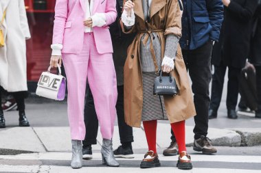 Milano, İtalya - 23 Şubat 2019: Milano Moda Haftası'nda bir defile öncesi sokak stili Kıyafet detayları - Mfwfw19