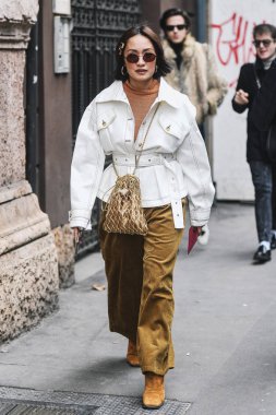 Milano, İtalya - 23 Şubat 2019: Milano Moda Haftası'nda bir defileden sonra sokak stili Kıyafet - Mfwfw19