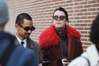 Milano, İtalya - 21 Şubat 2019: Sokak stili. Milano Moda Haftası sırasında bir defile önce bak - Mfwfw19