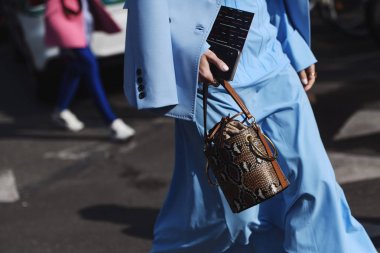 Milano, İtalya - 21 Şubat 2019: Milano Moda Haftası'nda bir defile öncesi Sokak stili Çanta detayı - Mfwfw19