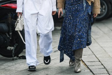 Milano, İtalya - 22 Şubat 2019: Milano Moda Haftası'nda bir defileden sonra sokak stili Kıyafetler - Mfwfw19