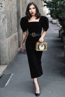 Milano, İtalya - 24 Şubat 2019: Sokak stili Influencer Karina Nigay Milano Moda Haftası sırasında bir defilede Dolce & Gabbana çanta giyiyor - Mfwfw19