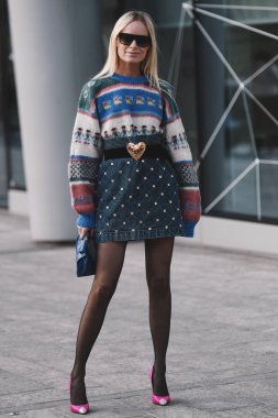 Milano, İtalya - 20 Şubat 2019: Milano Moda Haftası'nda bir defile öncesi sokak stili kıyafet - Mfwfw19