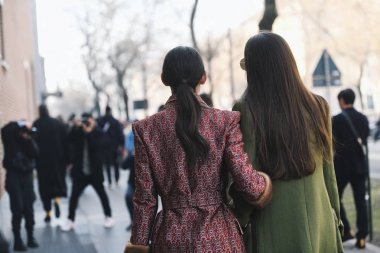 Milano, İtalya - 21 Şubat 2019: Sokak stili. Milano Moda Haftası sırasında bir defile önce bak - Mfwfw19