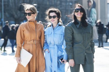 Milano, İtalya - 22 Şubat 2019: Milano Moda Haftası Mfwfw19'da bir defile öncesi Sokak stili Kıyafet