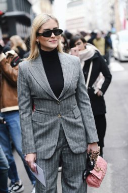 Milano, İtalya - 23 Şubat 2019: Milano Moda Haftası'nda bir defileden sonra Sokak stili Influencer Valentina Ferragni - Mfwfw19