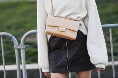 Milano, İtalya - 22 Şubat 2019: Sokak stili kıyafet - Modeller, blogcular ve etkileyiciler Milano Moda Haftası sırasında bir defile önce - Mfwfw19