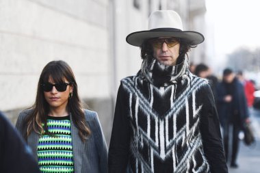 Milano, İtalya - 22 Şubat 2019: Milano Moda Haftası Mfwfw19'da bir defile öncesi Sokak stili Kıyafet