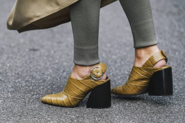 Milano, İtalya - 23 Şubat 2019: Milano Moda Haftası'nda bir defile öncesi sokak stili Ayakkabı detayı - Mfwfw19