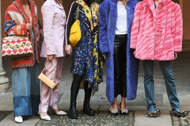 Milano, İtalya - 21 Şubat 2019: Milano Moda Haftası'nda bir defileden sonra sokak stili Kıyafetler - Mfwfw19