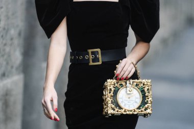 Milano, İtalya - 24 Şubat 2019: Sokak stili - Milano Moda Haftası sırasında bir defilede etkileyici Karina Nigay tarafından giyilen Dolce & Gabbana çantanın detayları - Mfwfw19